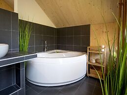 Amazing Chalet With hot tub