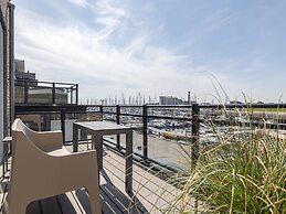 Pleasant Beach House With Balcony/terrace