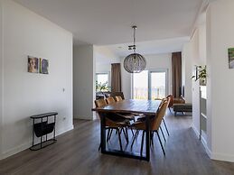 Pleasant Beach House With Balcony/terrace