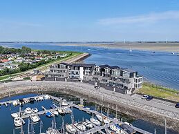 Pleasant Beach House With Balcony/terrace