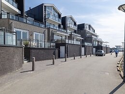 Pleasant Beach House With Balcony/terrace