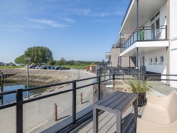 Pleasant Beach House With Balcony/terrace