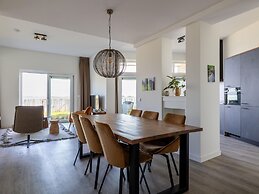 Pleasant Beach House With Balcony/terrace