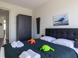 Pleasant Beach House With Balcony/terrace