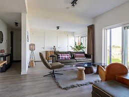 Pleasant Beach House With Balcony/terrace