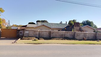 Golden gate guesthouse 0787391431