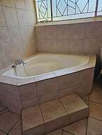 Golden gate guesthouse 0787391431