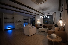 Al Junaidi Farm by Bridge Retreats