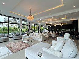 Huge Pool Villa with Private Lake