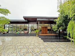 Huge Pool Villa with Private Lake