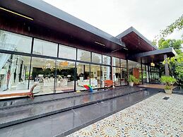 Huge Pool Villa with Private Lake