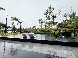 Huge Pool Villa with Private Lake