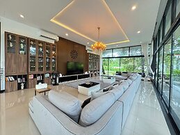 Huge Pool Villa with Private Lake