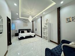 Huge Pool Villa with Private Lake