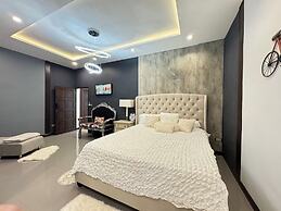 Huge Pool Villa with Private Lake