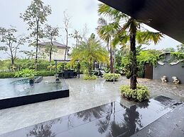 Huge Pool Villa with Private Lake