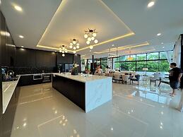 Huge Pool Villa with Private Lake