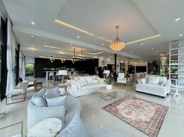 Huge Pool Villa with Private Lake