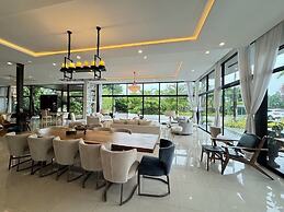 Huge Pool Villa with Private Lake