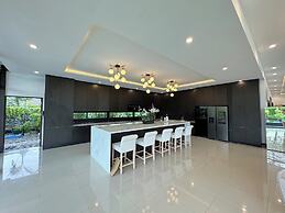 Huge Pool Villa with Private Lake