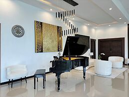 Huge Pool Villa with Private Lake