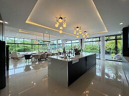 Huge Pool Villa with Private Lake