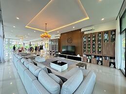 Huge Pool Villa with Private Lake