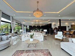 Huge Pool Villa with Private Lake