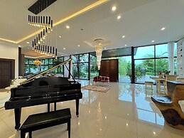 Huge Pool Villa with Private Lake