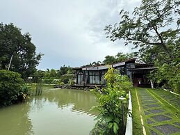 Huge Pool Villa with Private Lake