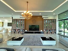 Huge Pool Villa with Private Lake