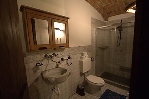 Dolce Casa - Charming Renovated Home With Modern Amenities and Antique