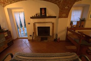 Dolce Casa - Charming Renovated Home With Modern Amenities and Antique