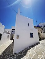 Authentic White House in Paros Lefkes