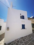 Authentic White House in Paros Lefkes