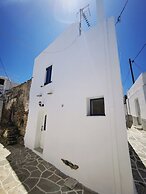 Authentic White House in Paros Lefkes