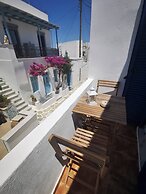 Authentic White House in Paros Lefkes