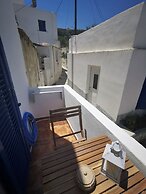 Authentic White House in Paros Lefkes