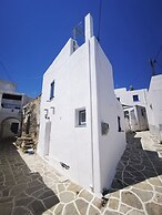 Authentic White House in Paros Lefkes