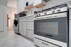 Walk to Churchill Downs: Central Louisville Home!