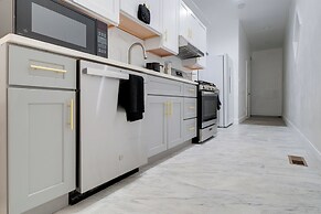 Walk to Churchill Downs: Central Louisville Home!