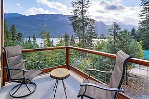 Lake Wenatchee Getaway w/ Water & Mountain Views!