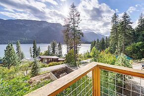 Lake Wenatchee Getaway w/ Water & Mountain Views!