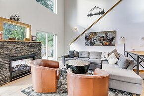 Lake Wenatchee Getaway w/ Water & Mountain Views!