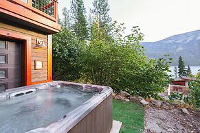 Lake Wenatchee Getaway w/ Water & Mountain Views!