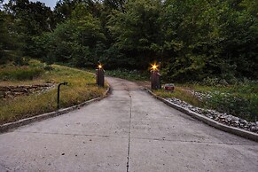 Scenic Getaway w/ Fire Pit & Grill in Columbia!