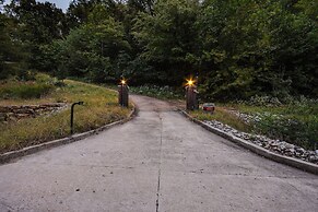 Scenic Getaway w/ Fire Pit & Grill in Columbia!