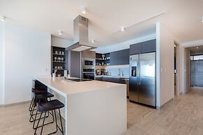 Oceanfront Vibes Iconic Beachside Getaway