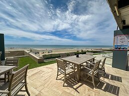 Oceanfront Vibes Iconic Beachside Getaway