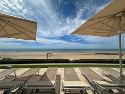 Oceanfront Vibes Iconic Beachside Getaway